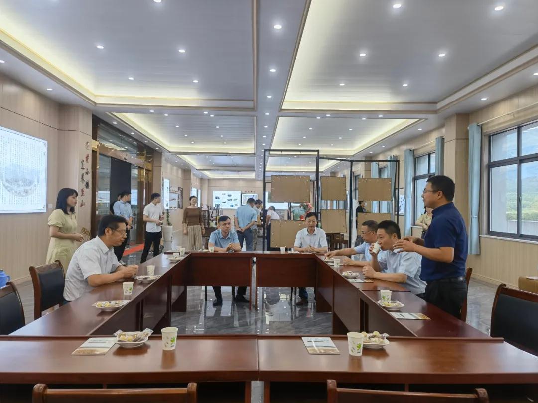 安徽省乡村振兴局副局长阳传炉等一行领导，莅临冰雪容黄精产业园，调研黄精产业发展情况(图2)