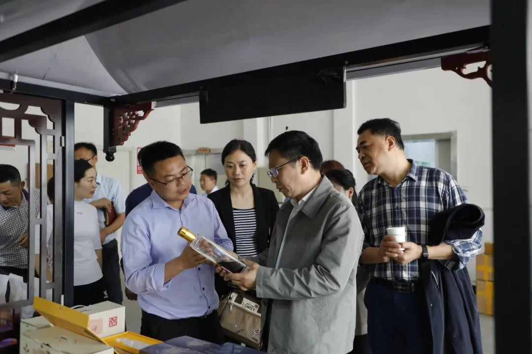 安徽省委统战部副部长缪学刚及省工商联领导一行，考察产业园(图3)